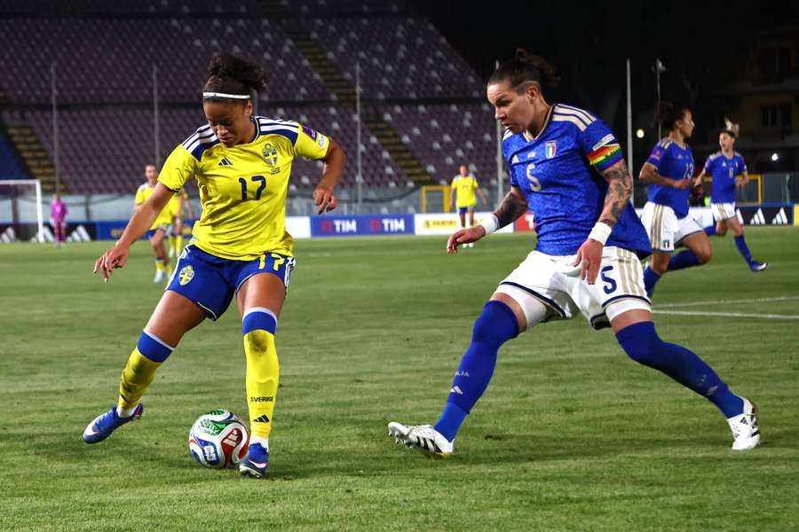 Elena Linari of Italy competes for the ball with Felica Schroder of Sweden